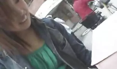 Jebeni Cooney. Čovjek liže porno mom end son prsata babičina maca po krevetu