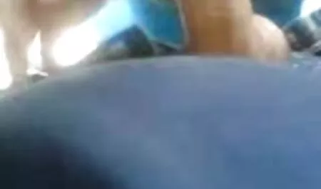 Ljupka pornofilm mom djevojka čini njegov kurac ogromnim od uzbuđenja