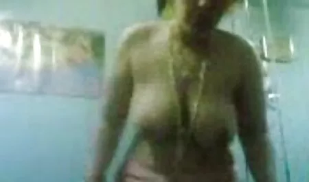 Domaćica zadovoljava porno mami son vlasnika