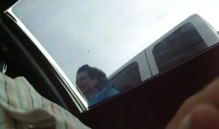 Babe pokazuje svoju lijepu, usku guzu i pušta je da dira sexfilm mom luksuzne peciva