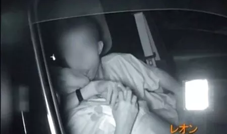 Dvije crne žene, nazovimo ih Velika guzica i Ogromne sise stavljaju rukavice u kutiju, ali nokautirajući suca, navalile su ga, otkopčale hlače i počele sisati njegov debeli penis porno mom xxxl