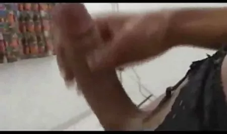 Dvoje neznanaca jebalo je njegovu ženu amateur mom porno i snimilo video kako prikazuje svog supruga