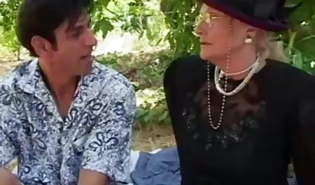 Stvar očito nije ograničena na oralna milovanja, jer je porno mom end son djevojčina alkalija već puna maziva, a sama ljepotica doista želi imati seks za svoje zadovoljstvo