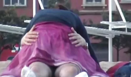Tip će dobiti zadivljujući seks s prelijepom brinetom koja ga je već sadila na vrhu i čeka samo jednog, što prije, da uživa u svom penisu. Doživjet će veliko jebo s pilićem video porno mom
