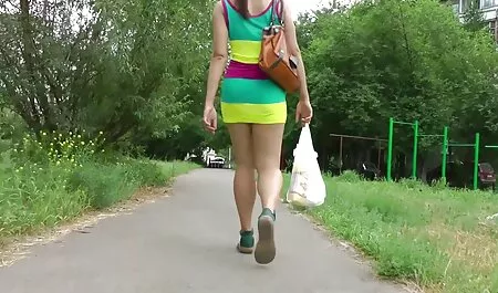 Blondie sjedi porno mom end son za volanom, raširi noge i miluje je svoju pičku