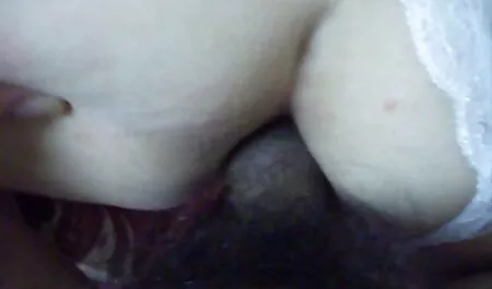 Mladi cutie s mam und son porno obrijanom pičkom dobiva se jebeno pred kamerom