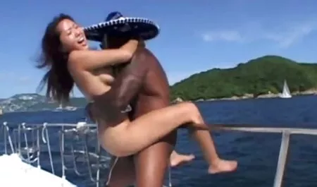 Crna žena s kovrčavom kosom, točno na stolu za masažu, počela je pokazivati ​​seksualno zanimanje za tipu mom son porno film maca, ona ga nije samo sisala, ona ga gricka, miluje i daje priliku da je jebe