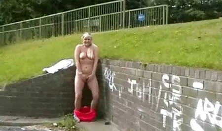 Noge ljepote odvajaju se na porno mom end son strane, pružajući pristup čipkastim crnim gaćicama