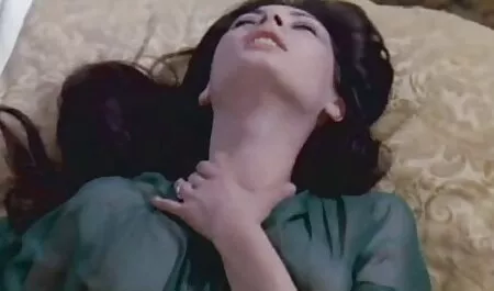 Prije nego što obavi mom porno movie masažu, djevojka se skine i skine momka, uzme ga za ruku i odvede u kupaonicu, tamo opere svoj prelijepi penis sapunom i pjenom
