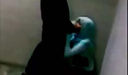 Djevojke su igrale karte za novac i kad se jedan od parova izgubio, počeli su problemi s otplatom duga. Djevojke film mom porno su odlučile kazniti samozadovoljne drolje i natjerati ih da ližu svoje ružičaste pičke i tada je lezbijska tema počela