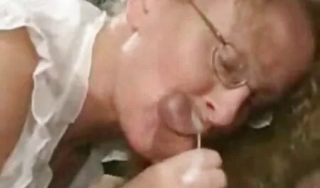 Tip porno mom teach je skinuo hlače pred zaprepaštenom djevojkom i počeo ga polako zamotavati