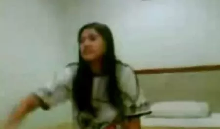 Vrlo lijepa Azijka pozira pred kamerom za poznati porno mom end son časopis.