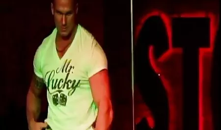 Visokokvalitetni video sa strasnom bebom, raširila je noge, puštajući joj da se liže ružičasta, obrijana maca, a zatim je radila s ustima i popela se na snažni porno mam film penis