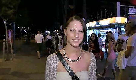 Dvije vitke lezbijske mom porno movie djevojke željno su jebale momka na kauču