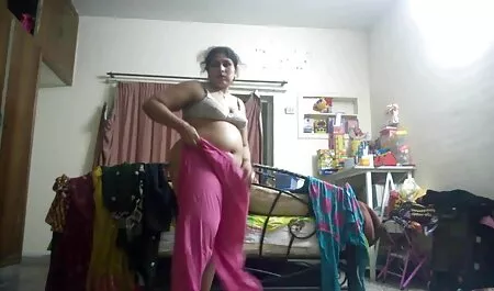 Vitka plavuša, nakon što je u krevet namamila atraktivnu ženu smeđe kose, erotski nahrani zgodnog muškarca sa zakrivljenom bananom, video porno mo nakon čega krene u odlučne akcije i osuši svoje zagrijano dupe svojim debelim kuracem