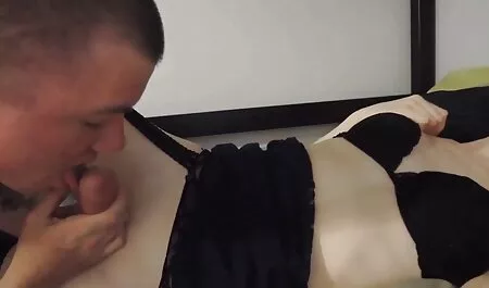 Djevojku su vezali i stavili na toalet, zatim se član porno mom classic pojavio iz rupe u wc-u, djevojka nije imala izbora nego da je stavi u usta