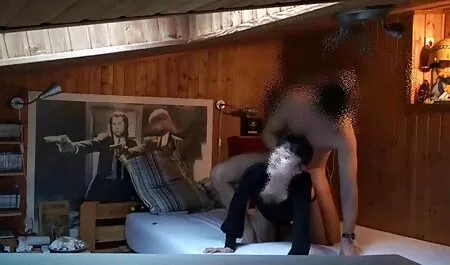 Plavuša u spandexu pozira pred film mom porno kamerom