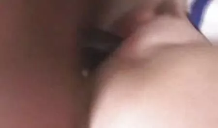 Prekrasna crna žena sa vrlo uzbudljivom frizurom očarava svojim seksualnim talentima mladog, vrućeg momka koji, u svim oblicima seksa, upadajući u bitku, bez ikakvog nagona zamora, prži ovu zvijer u svojim vrućim pukotinama mom and son porno film
