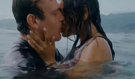 Djevojka porno son and mom igra na kameru sa svojim mačićem.