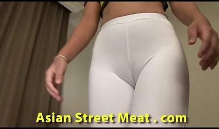 Strastvena mom porno films plavuša s vijugavim oblicima usisava debeli penis zgodnih