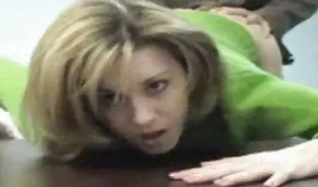 Djevojka prstom mazi ružičastu film mom porno falusu