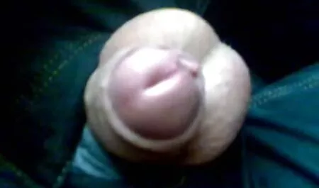 Plavuša trlja porno hotel mom sise i maca u gaćicama