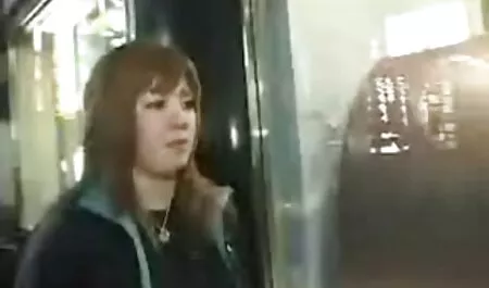 Slatka djevojka skida pantyhose porno force mom i masturbira