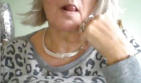 Vruća baba masturbira porno mom soon pičkicu na balkonu