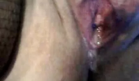 Nekomplicirana razočarana brineta u seksi čarapama vješto se nosi s tri izdužena hrena, u divljini orgije uključuju svoje porno mami son ruke i usta i druge intimne čari