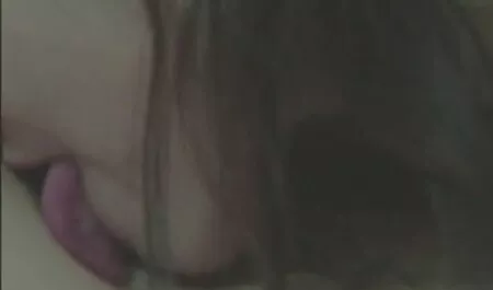 Mlada plavuša sisa ogroman crni kurac i dobiva jebu step mom porno film u analu