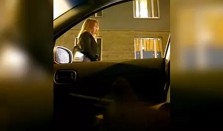 Velike sise brineta u naočalama ne ometaju njezino pornofilm mom milovanje