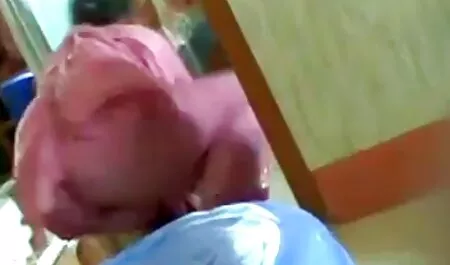 Velike mom and son film porno sise kuja puši kubansku cigaru sa svojom pičkicom