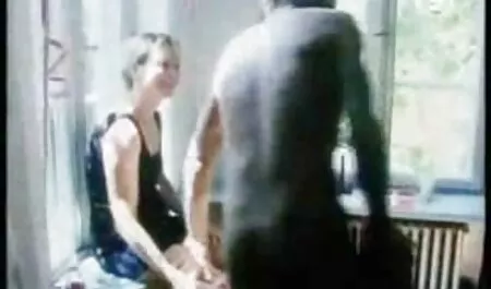 Vruće lezbijke zaključale su se u amateur mom porno sobi i izvele divlju orgiju