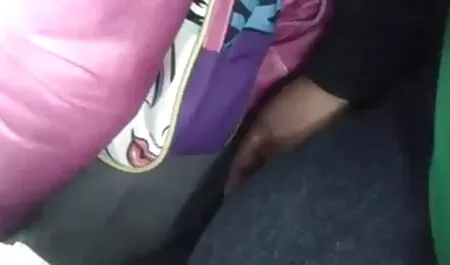 Mala plavuša je lizala mačku, jebala porno mom teach se u analčiku i hranila spermom