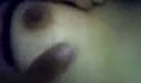 Brutalni zgodni mom 40 porno s bradom strastveno jebe seksi crnku