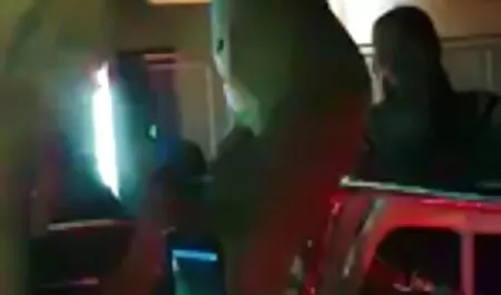 Prekrasnog izgleda, gola ljepotica udobno je pala na mekani prugasti kauč i, provodeći nestašne male ruke između svojih porno mom son xxx bujnih bedara, nježno dovodi svoju uzbuđenu pičku do nasilnog orgazma