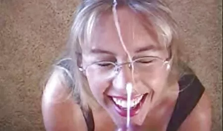 Pucali pornofilm mom son su na kameru, kako joj kuja puni usta spermom