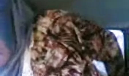 Plavokosa Lily u kariranoj suknji i porno mom classic crnim gaćicama