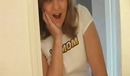 Seksi djevojka zabavlja se dugačkim kuracem porno free video mom