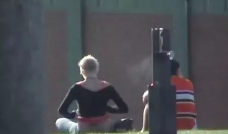 Muškarci u svlačionici za muškarce presvukli su se i odjednom jedan od njih začu kako netko kihne. Pažljivo je pogledao, ispada da se neka djevojka popela u ormar, izvukla ga i natjerala da sisa porno mom full movie kurac