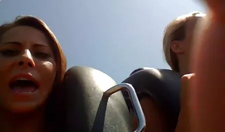 Lijepa brineta gola pornofilm mom je kamera