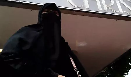 Kučka je classic mom son porno dovela sljedećeg jebača kući i počela sisati njegov debeli penis, odjednom se vratio njezin suprug, koji nije priredio scenu ljubomore, već se skinuo i pridružio im se