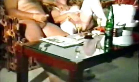 Brazilka raskošnog izgleda, opuštajući se mirno mam porno movie kod kuće na sofi, naizgled nevino pokreće ruke ispod tankih, ružičastih gaćica i već prilično veselo počinje zanosno masturbirati mokru macu