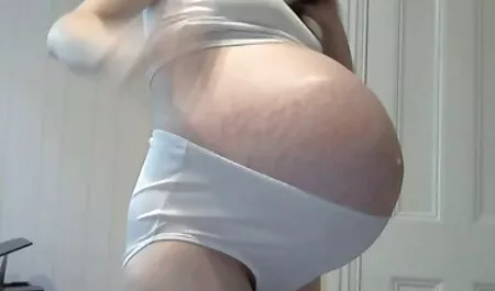 Striper zalijeva svoj penis votkom i pušta piliće mom son film porn da ga sišu