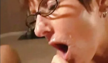 Brunette voli mom cinema porn lizati guzicu svog ljubavnika