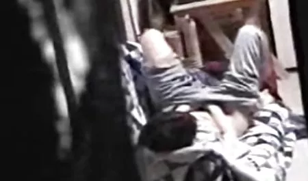 Super djevojka nježno miluje porno force mom macu