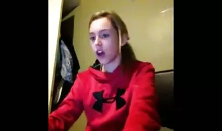 Kate miluje amateur mom porno macu dok gleda časopise