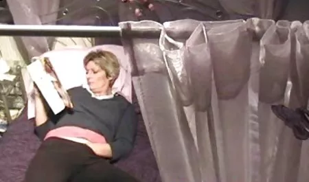 Djevojka miluje porno free video mom svoju obrijanu pičku