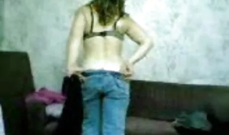 Erotično amateur mom porno se odijeva, pokazujući krupne planove njegovane noge i prste pedikira prekrivene bijelim najlonom, igrajući se s cipelama s visokom petom
