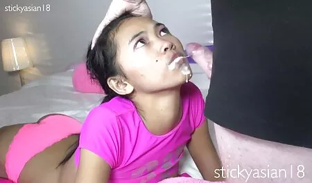 Šarmantna djevojka u bijelim classic mom and son porno čarapama masturbira macu
